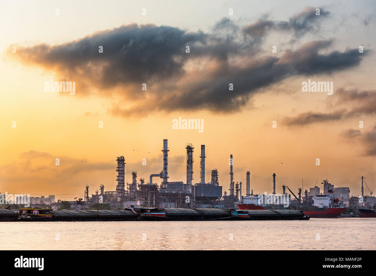 Olio di raffineria impianto sulla scena sunrie. Foto Stock