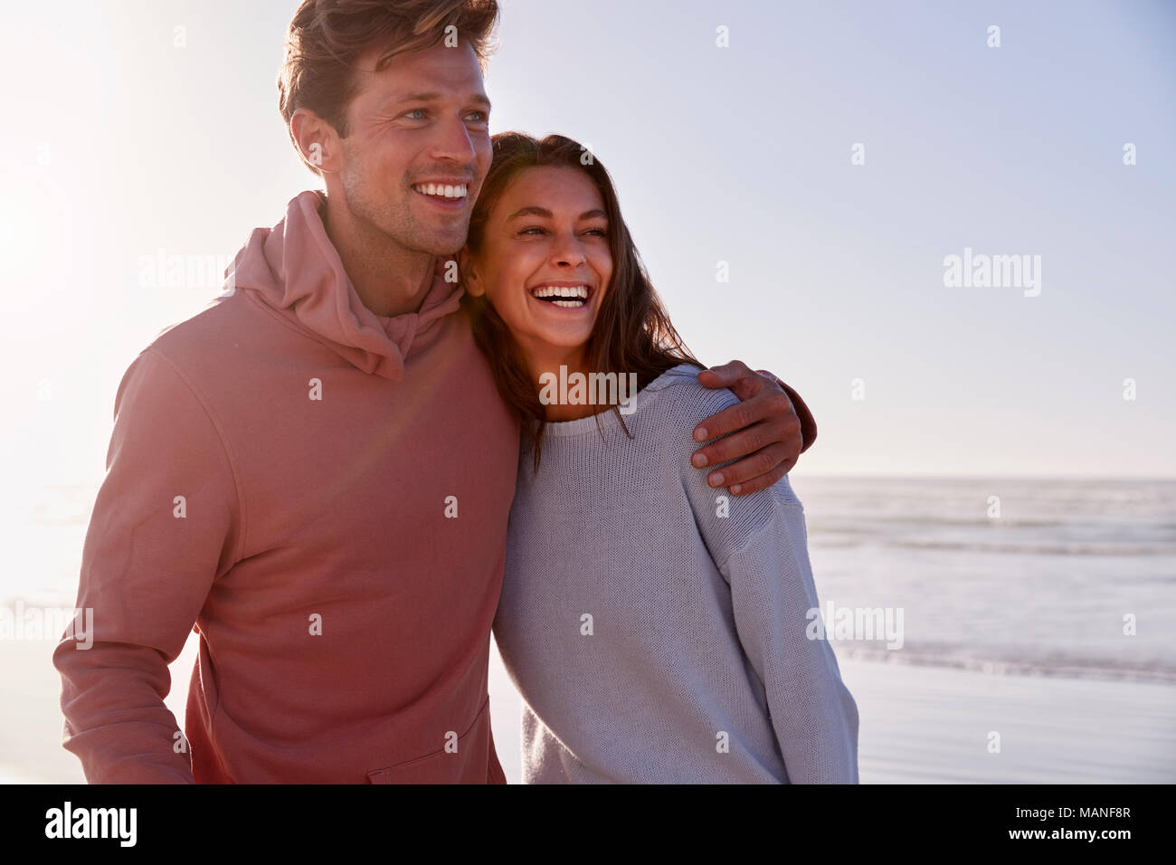 Coppia romantica a camminare lungo la spiaggia invernale insieme Foto Stock
