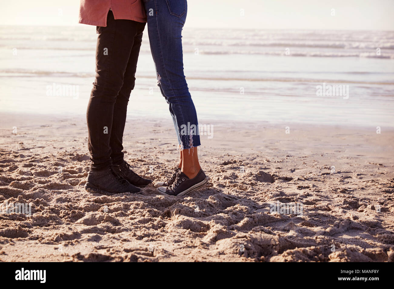 Dettaglio della coppia romantica a camminare lungo la spiaggia invernale insieme Foto Stock