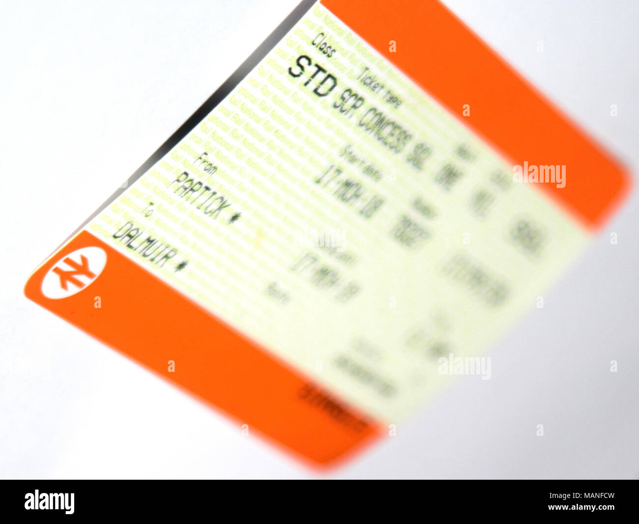 Biglietto del treno, mostrando l'ex British Rail (BR) 'Double freccia' dispositivo, con fuoco selettivo Foto Stock