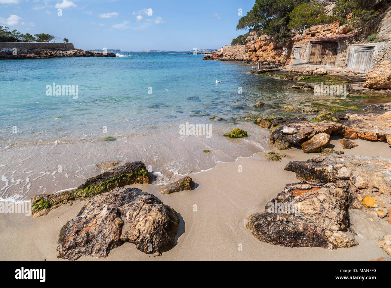Mediterraneo, Spiaggia Cala Gracio, città di Sant Antoni, isola di Ibiza,Spagna. Foto Stock