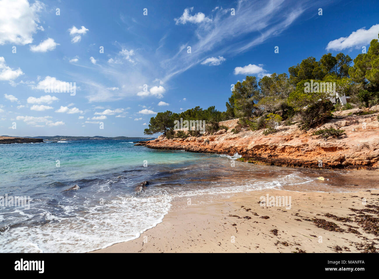 Spiaggia mediterranea, Cala Gracioneta, città di Sant Antoni, isola di Ibiza,Spagna. Foto Stock