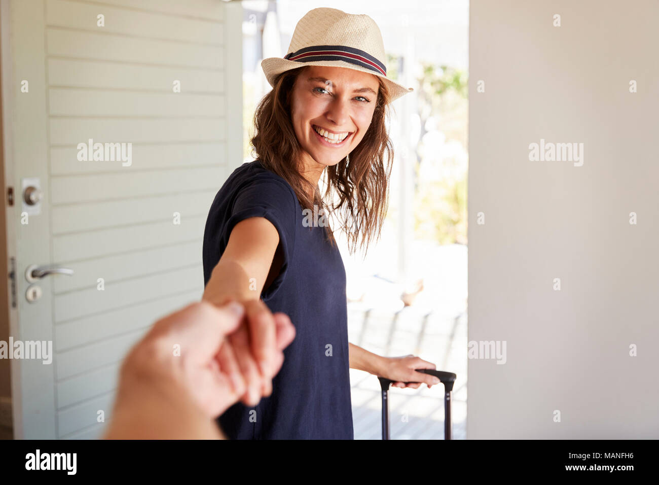 Punto di vista colpo di giovane di uscire di casa per le vacanze Foto Stock