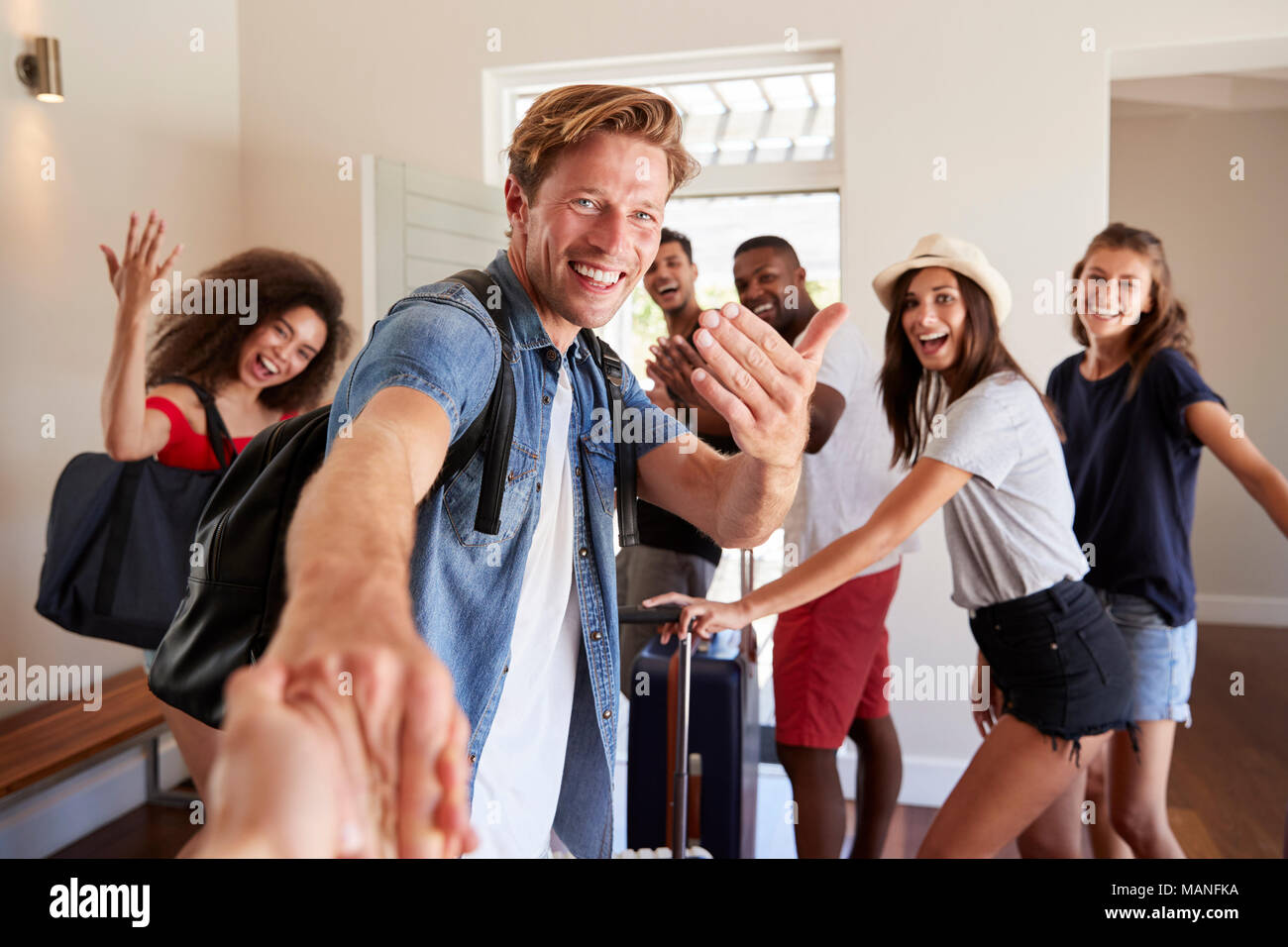 Punto di vista colpo di amici lasciando Estate Vacation rental Foto Stock