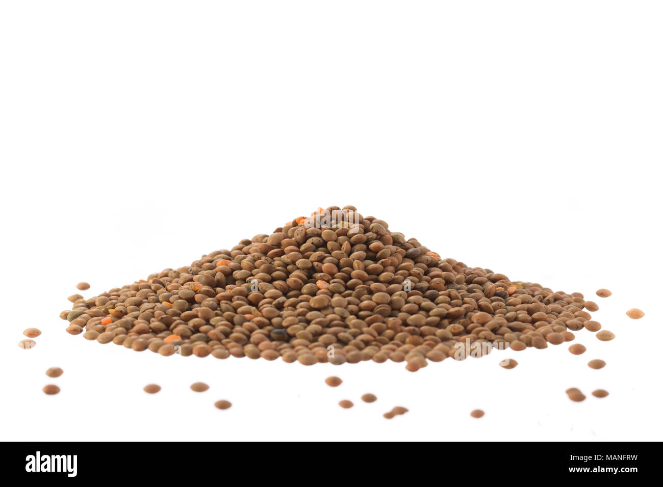 Cumulo di lenticchie marrone isolati su sfondo bianco Foto Stock