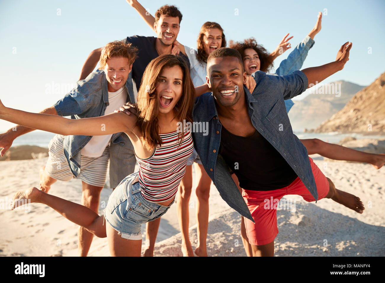 Ritratto di amici divertendosi insieme sulla Spiaggia di vacanze Foto Stock