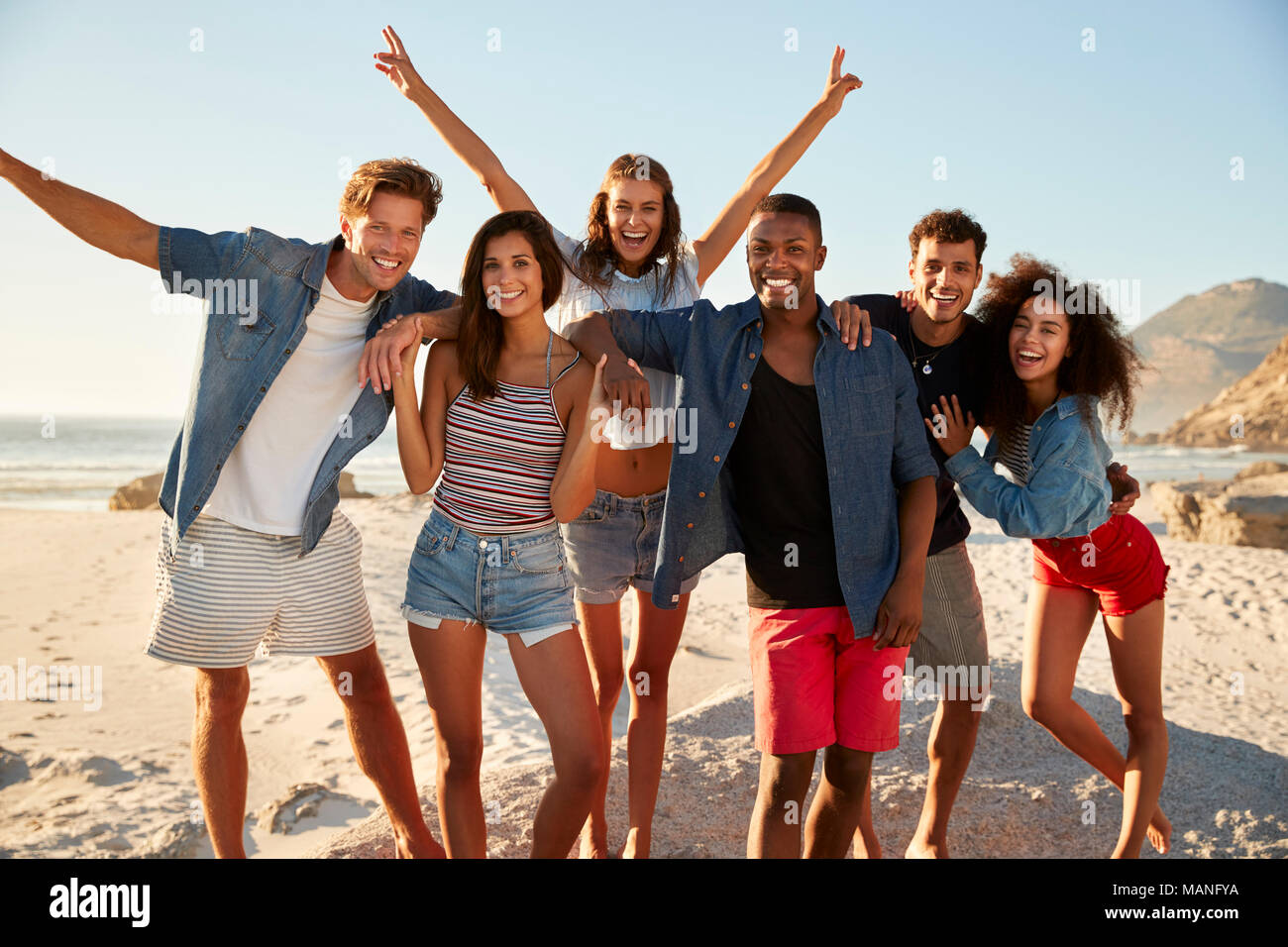 Ritratto di amici divertendosi insieme sulla Spiaggia di vacanze Foto Stock