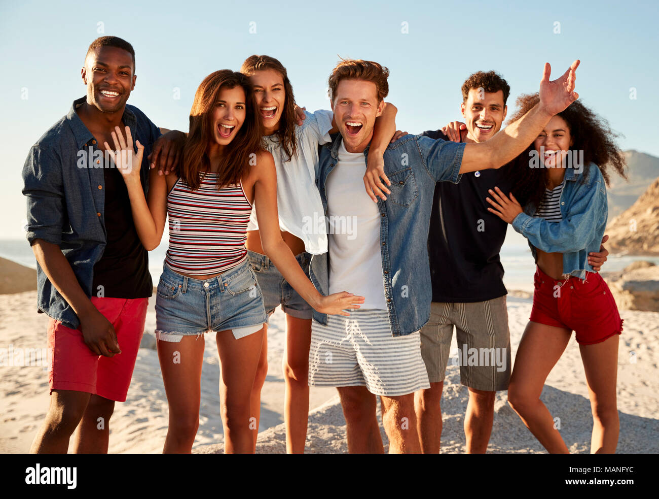 Ritratto di amici divertendosi insieme sulla Spiaggia di vacanze Foto Stock