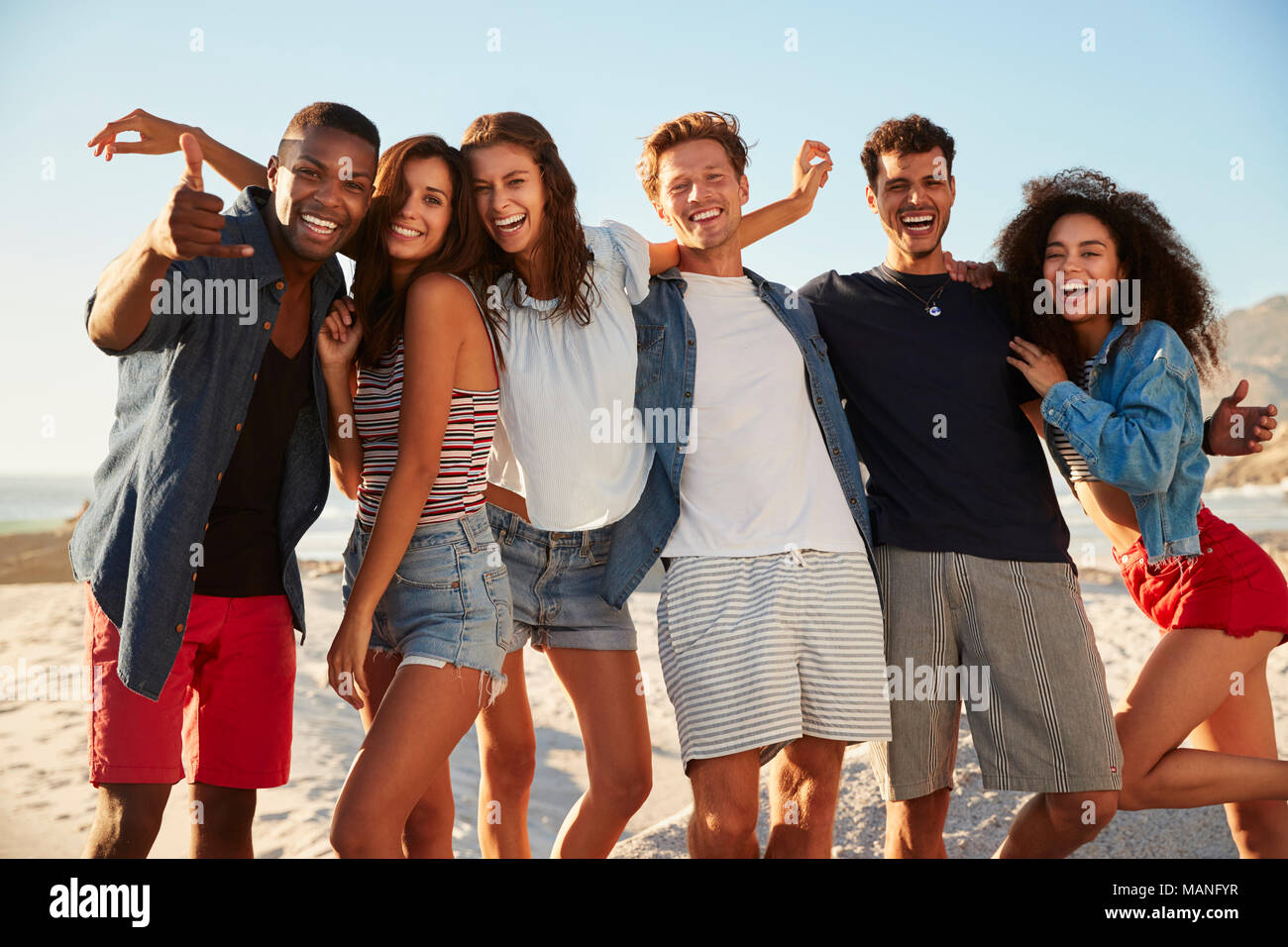 Ritratto di amici divertendosi insieme sulla Spiaggia di vacanze Foto Stock