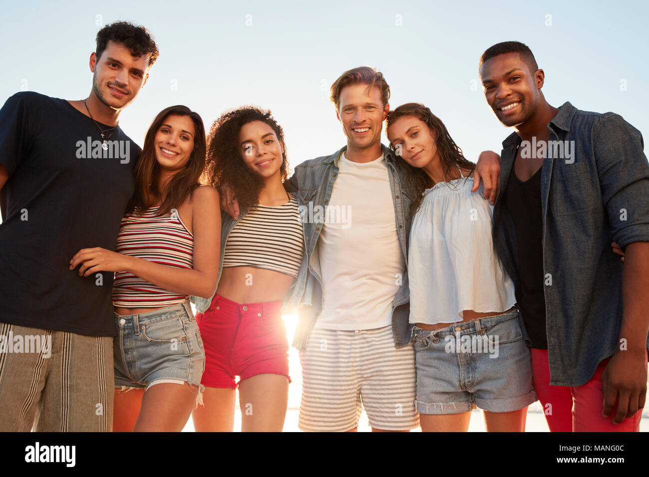 Ritratto di amici divertendosi insieme sulla Spiaggia di vacanze Foto Stock