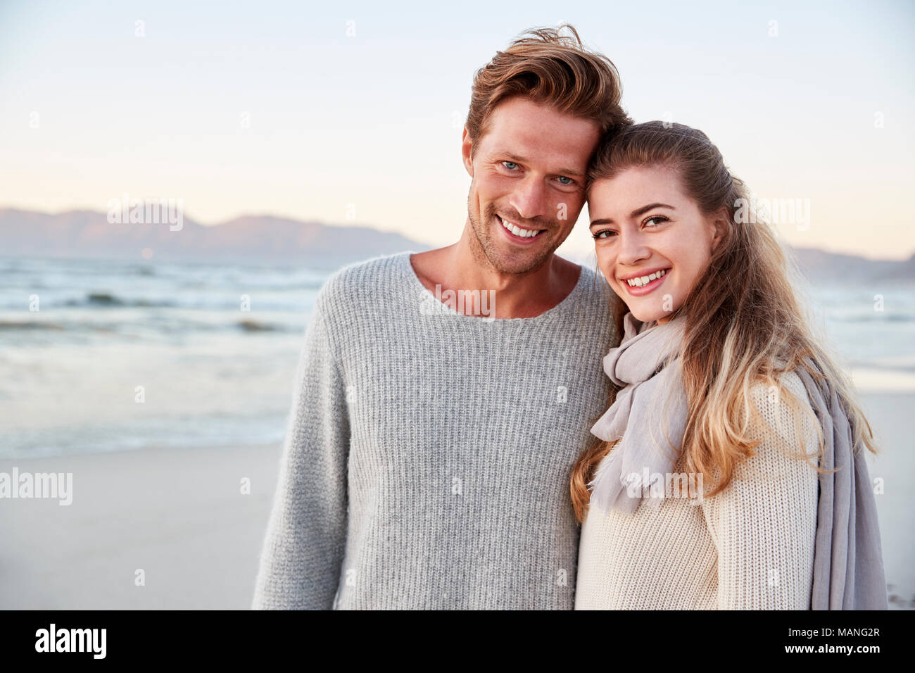 Ritratto di amare giovane camminando lungo la spiaggia invernale insieme Foto Stock