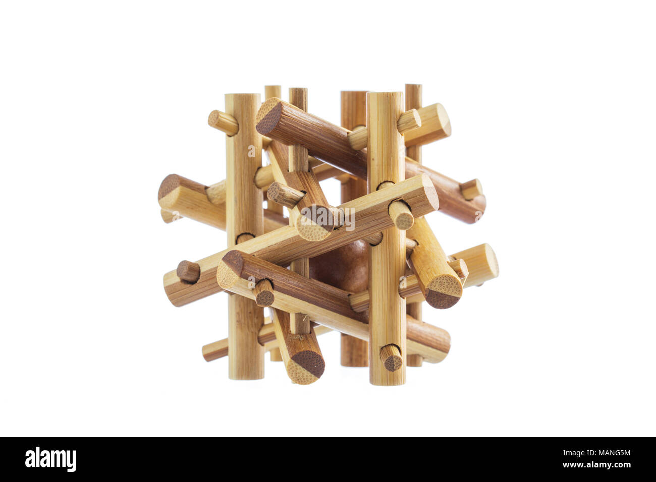 In legno rompicapo logici isolata su uno sfondo bianco Foto Stock