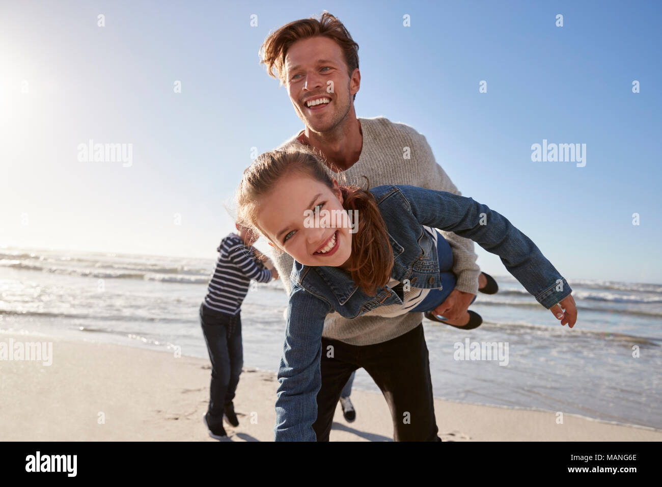 Padre con bambini divertirsi sulla Spiaggia Invernale insieme Foto Stock