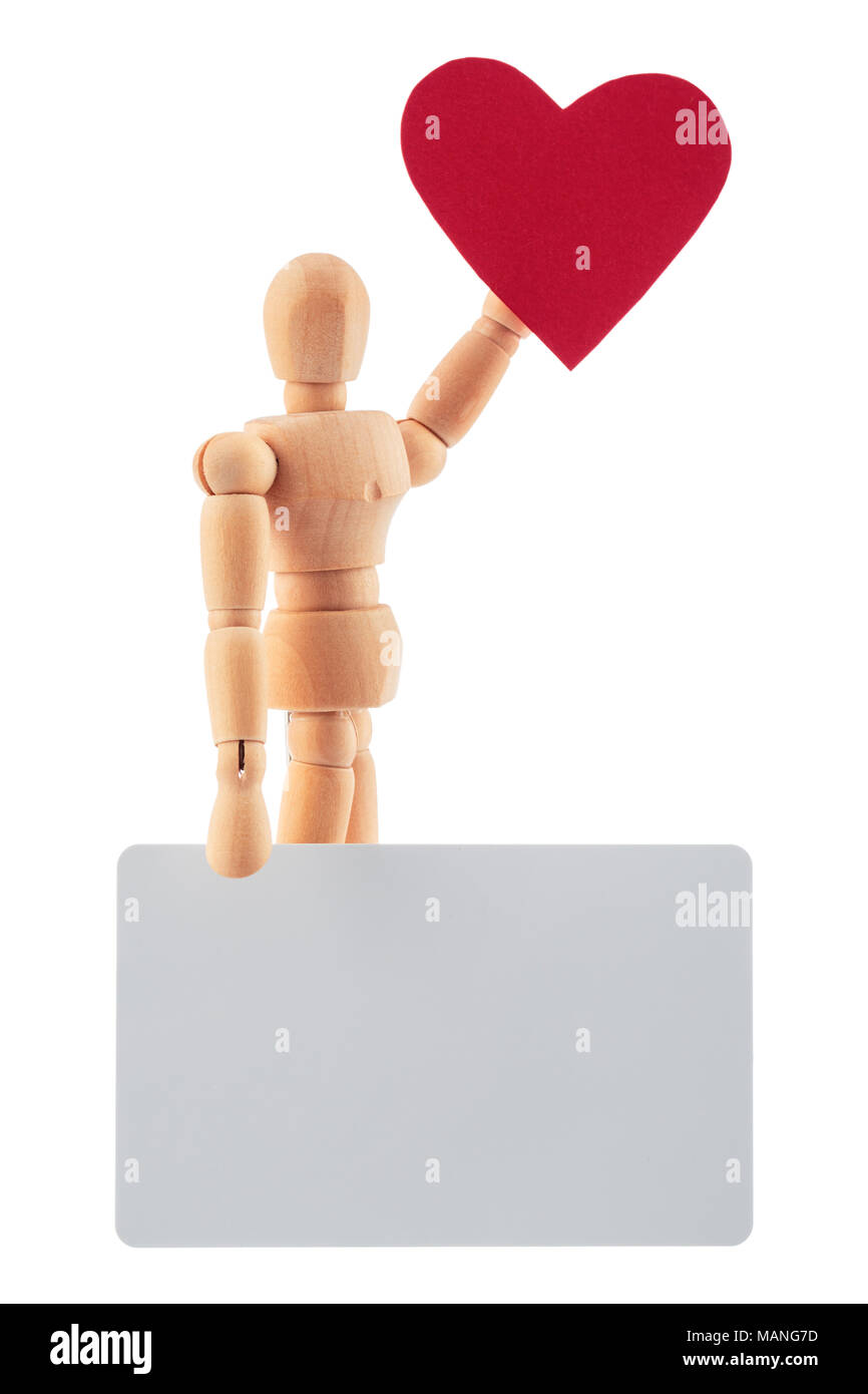 Uomo di Legno statua giocattolo con il cuore e con la scheda vuota per testo studio isolato. Il giorno di San Valentino del concetto. Foto Stock