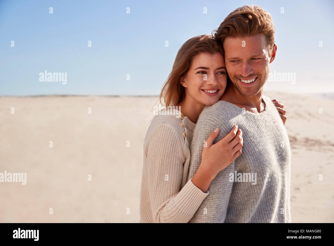 Coppia romantica abbracciando sulla Spiaggia Invernale Foto Stock