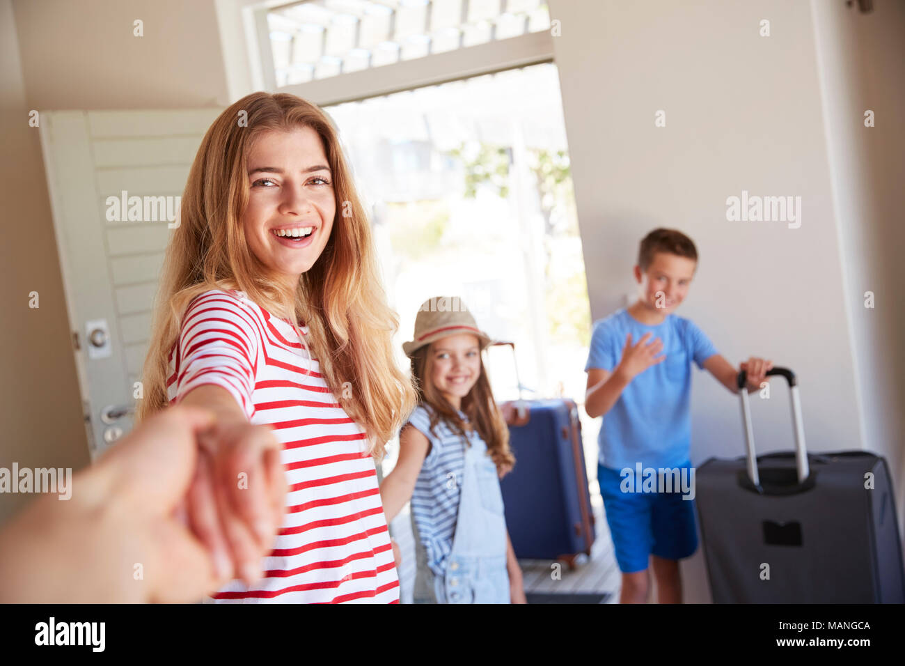 POV Shot di famiglia con i bagagli di lasciare casa per le vacanze Foto Stock