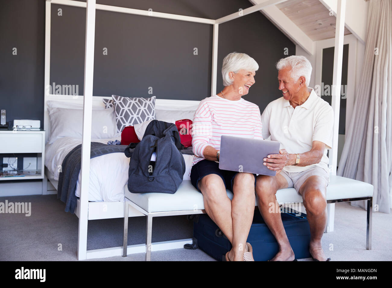 Coppia senior guardare al laptop come possono controllare in affitto per le vacanze Foto Stock