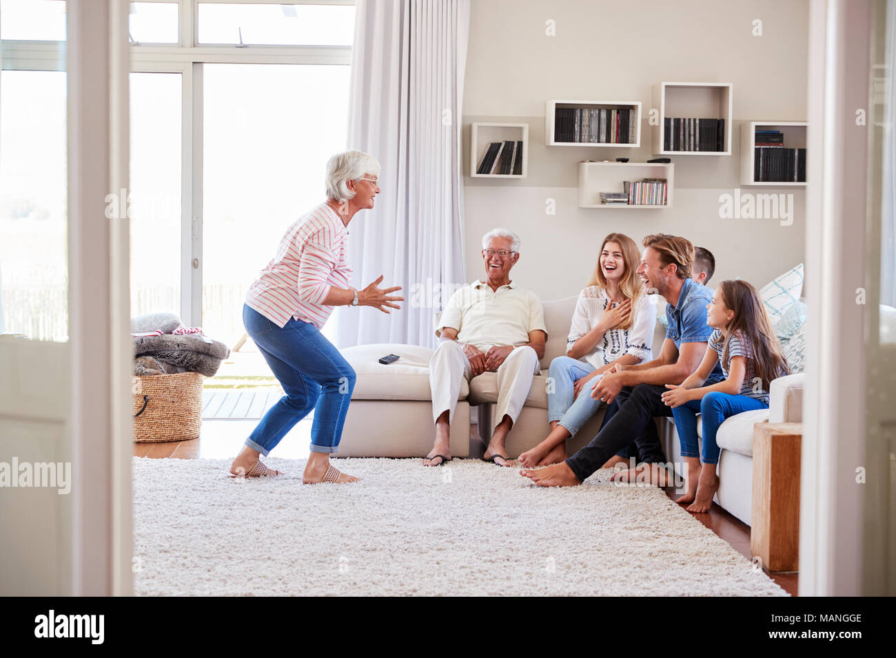 Multi generazione Famiglia seduti sul divano a casa giocando sciarade Foto Stock