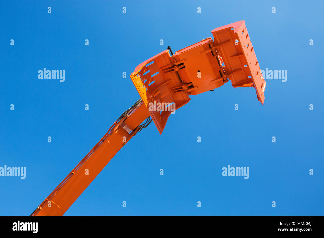 Benne di scavatore pronto per l'uso isolato sul cielo blu Foto Stock