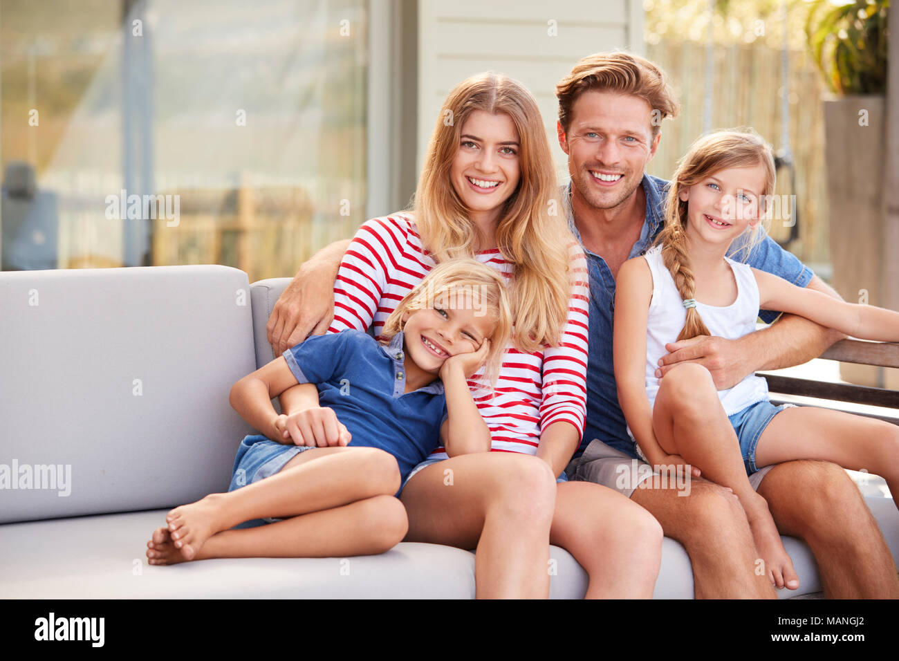 Ritratto di famiglia rilassante sul ponte a casa Foto Stock