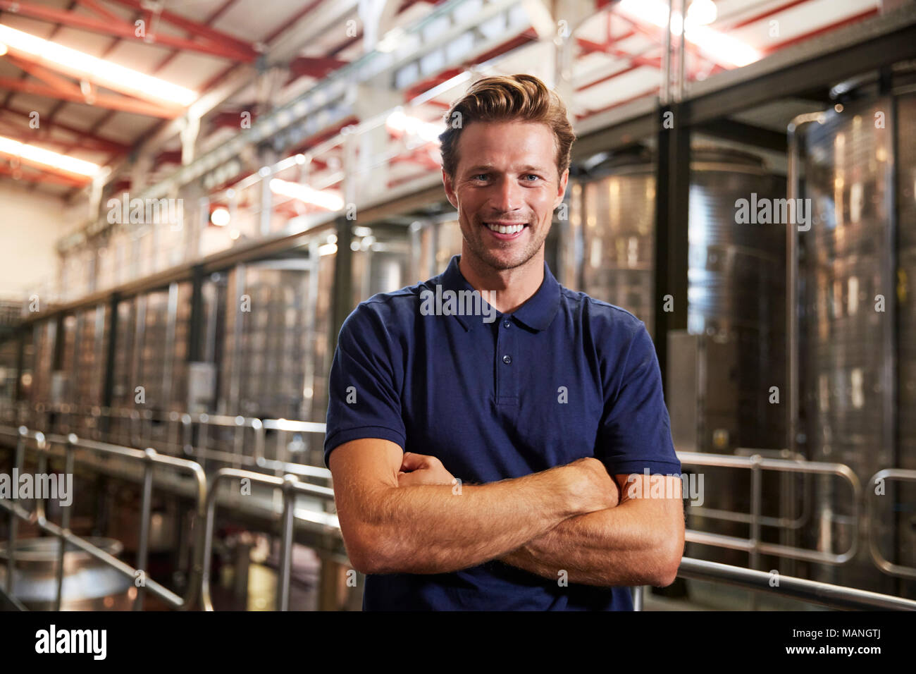 Ritratto di un giovane uomo bianco che lavora in una fabbrica del vino Foto Stock
