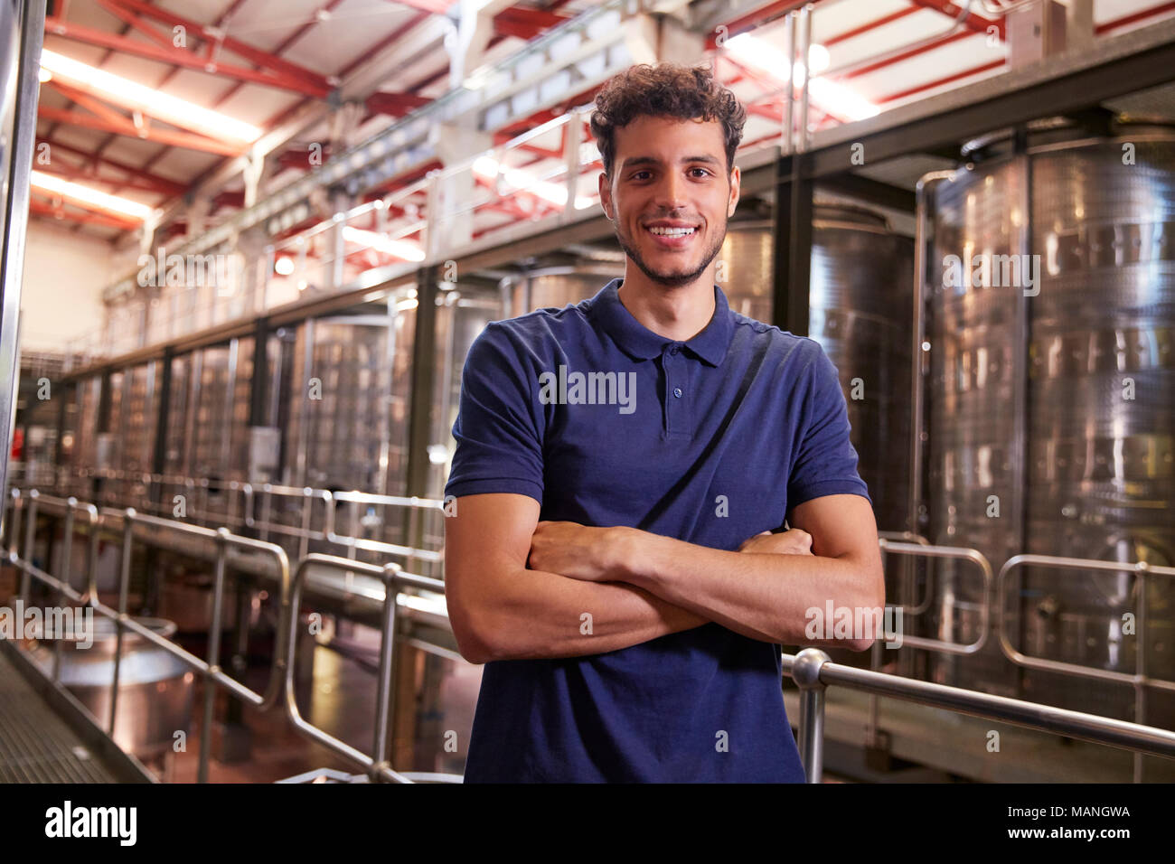 Ritratto di un giovane uomo ispanico che lavora in una fabbrica del vino Foto Stock
