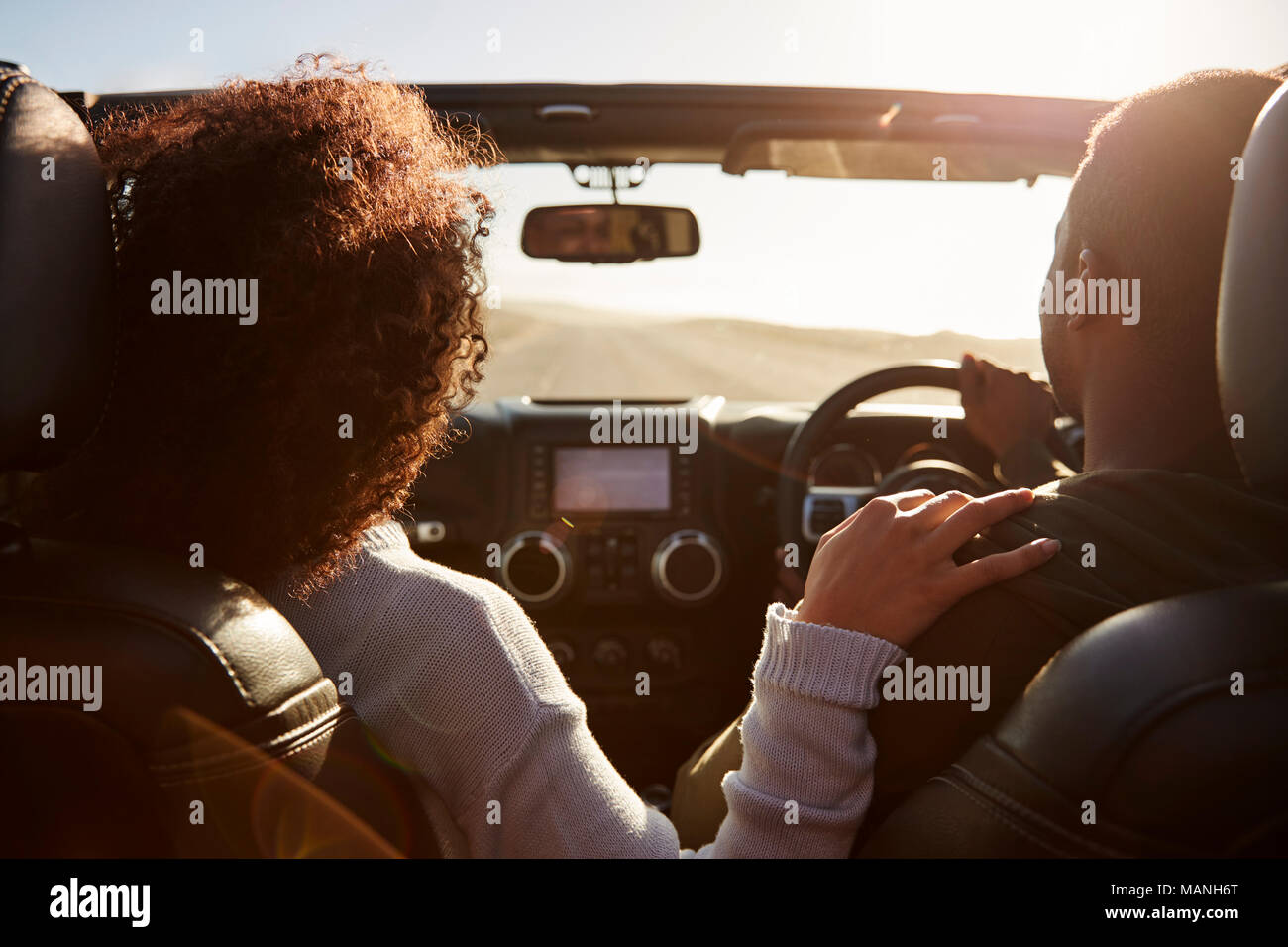Nero giovane guida, la sua mano sulla spalla, vista posteriore Foto Stock Nero giovane guida, la sua mano sulla spalla, vista posteriore Foto Stock