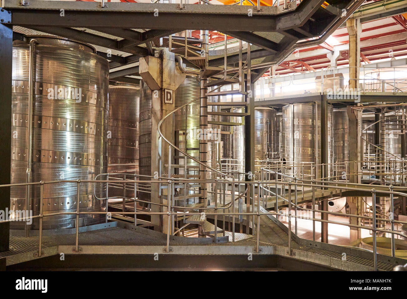 Scale a spirale in un moderno impianto di vinificazione interno Foto Stock