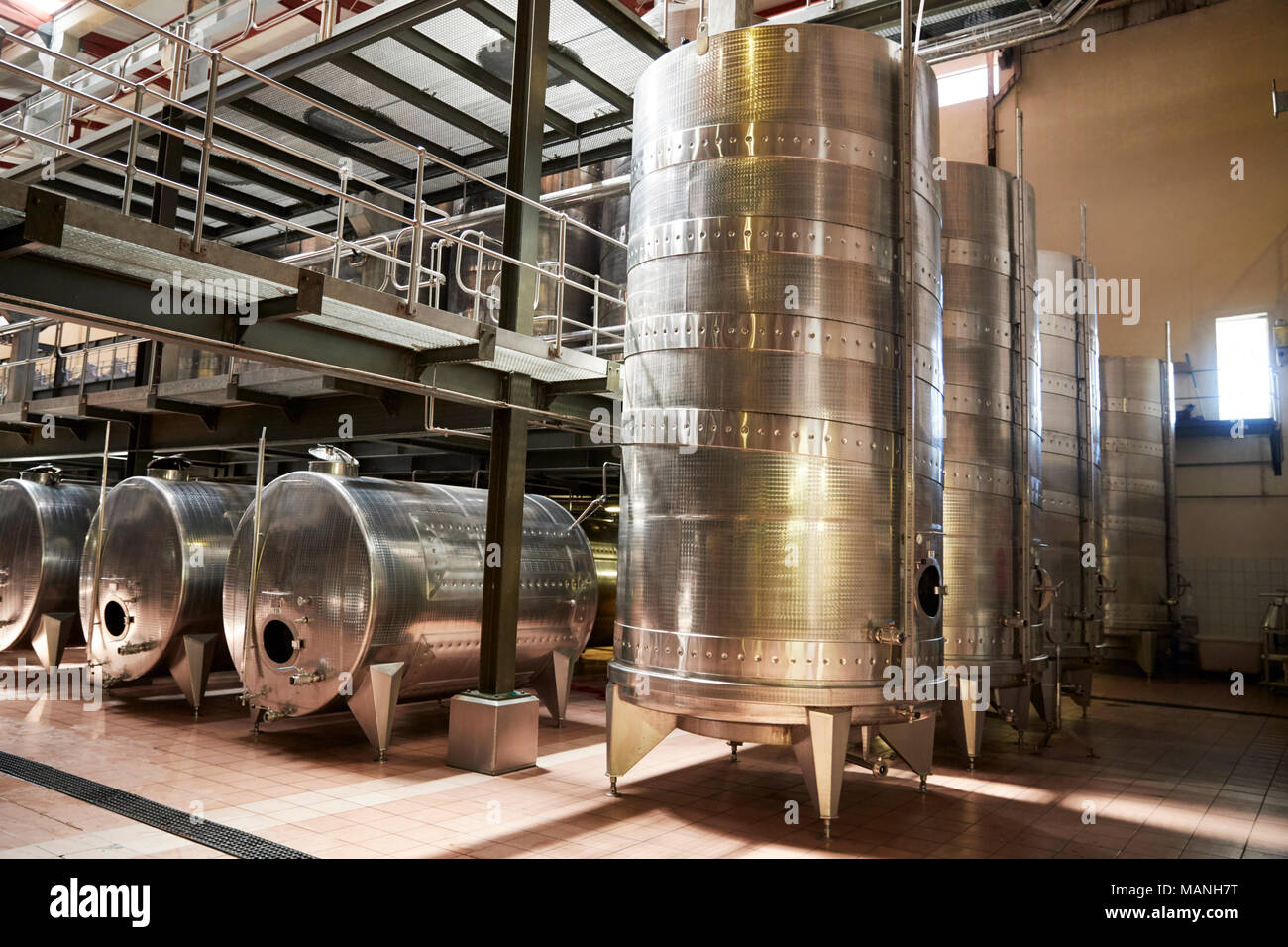 Metallo attrezzature di vinificazione in un moderno impianto di vinificazione Foto Stock