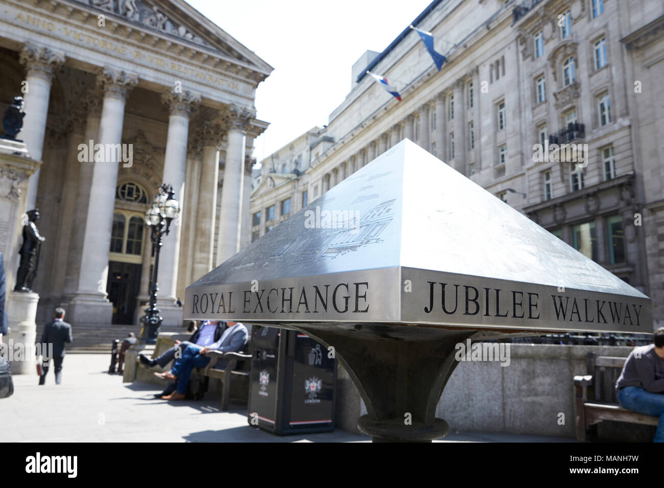 Londra - Maggio 2017: Royal Exchange edificio, a sinistra, e il Giubileo la passerella segno, Royal Exchange Square, Londra, EC3. Foto Stock