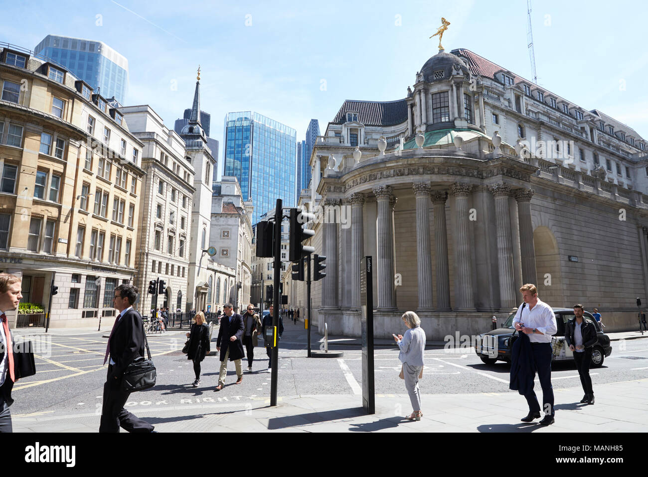 Londra - Maggio 2017: Black Cab e pedoni che attraversano la strada in banca, London, EC3. Foto Stock