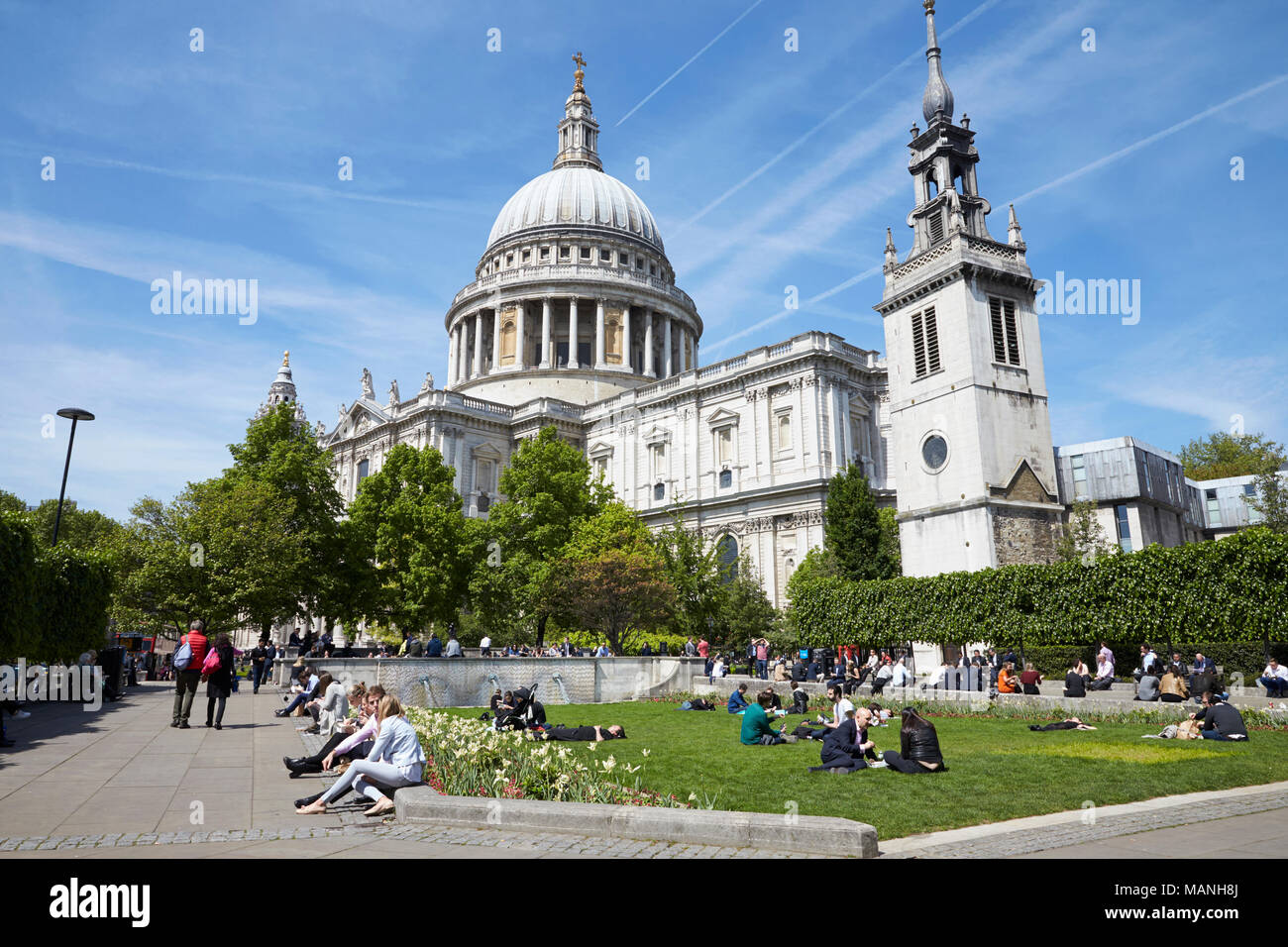 Londra - Maggio 2017: persone rilassante nei giardini del Festival dalla Cattedrale di St Paul, Ludgate Hill, London EC4. Foto Stock