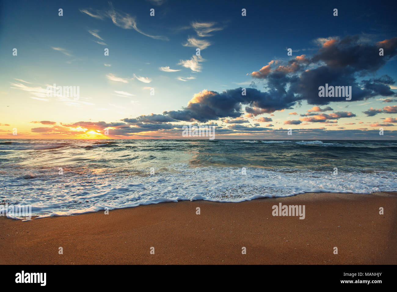Bellissima alba sulla spiaggia, naturale sfondo hdr Foto Stock