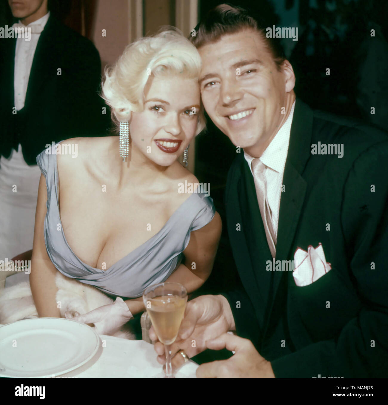 JAYNE MANSFIELD (1933-1967) attrice statunitense con il secondo marito Miklos Hargitay circa 1962 Foto Stock