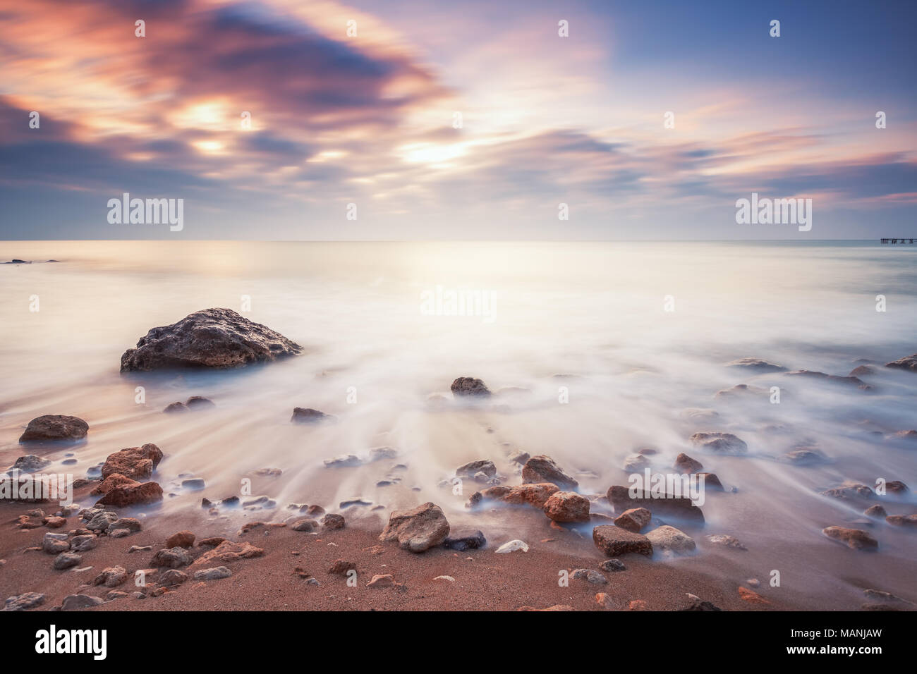 Bella cloudscape sul mare, sunrise shot Foto Stock