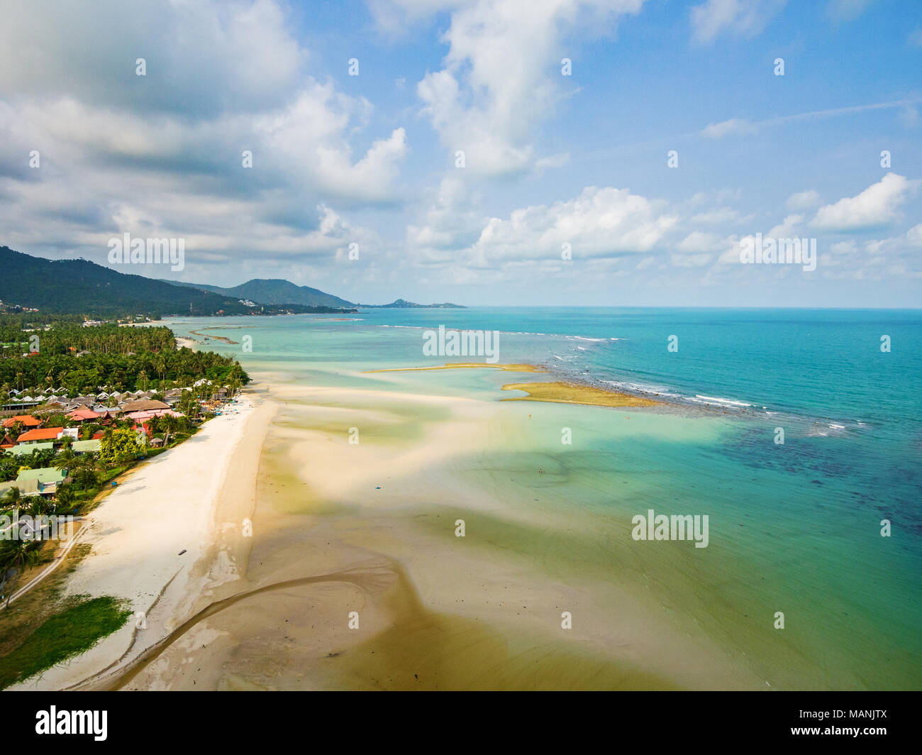 Vista aerea di smeraldo mare tropicale e la spiaggia, Ko Samui, Tailandia Foto Stock
