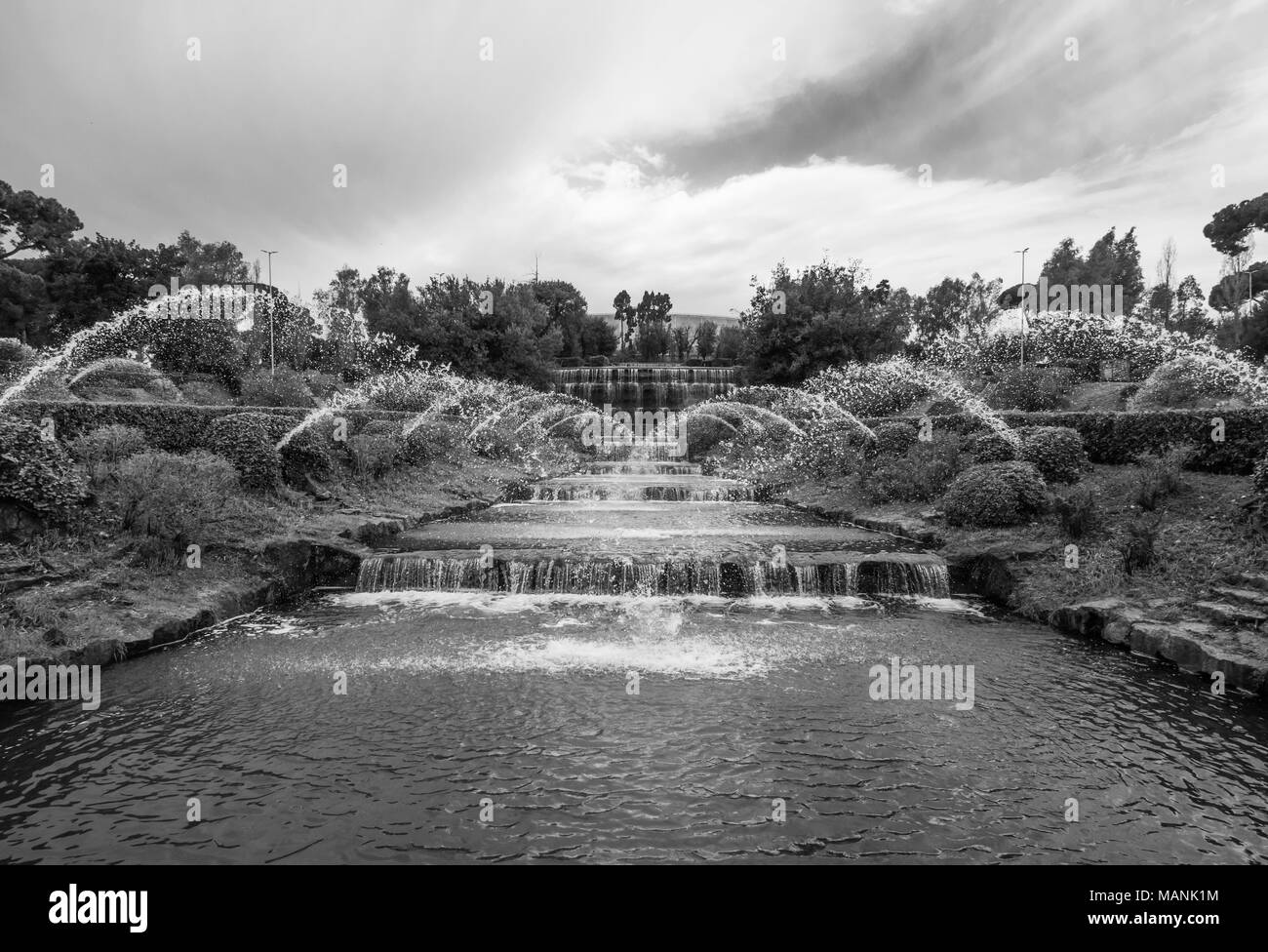 Roma, Italia - La cascata artificiale nella grande fontana di EUR lago artificiale, moderno quartiere a sud di Roma Foto Stock