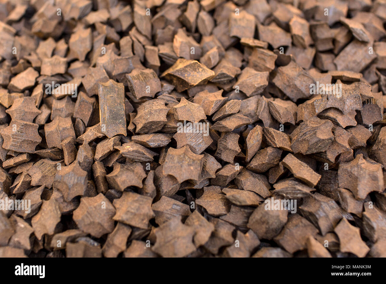 Messa a fuoco selettiva, bastoncini di legno di agar o di legno di agar sfondo l'Incenso chip utilizzati da bruciare incenso & profumi di olio essenziale come Oud o Bakhoo Foto Stock