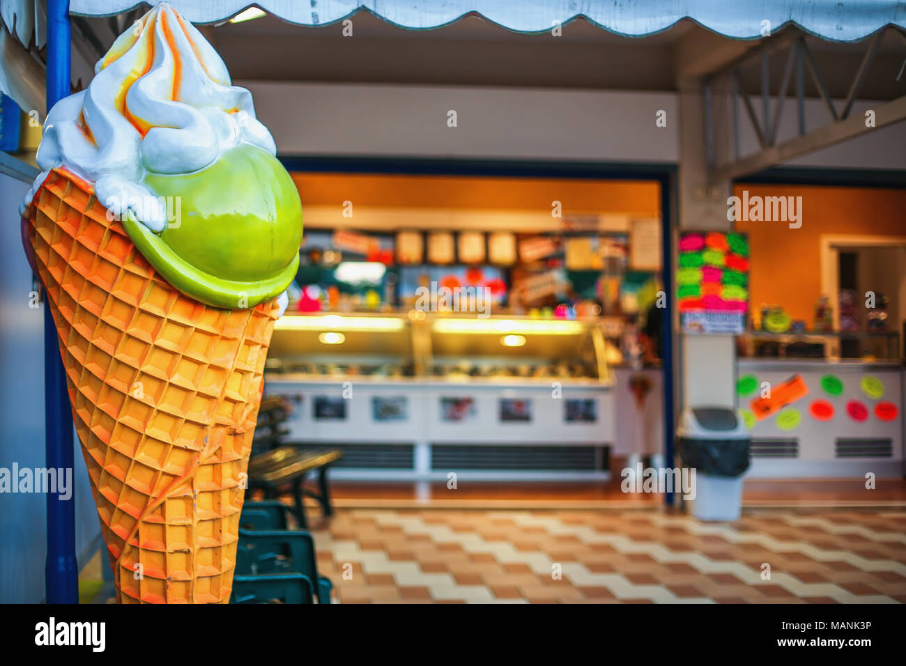 Colorata gelateria firmare e negozio Foto Stock
