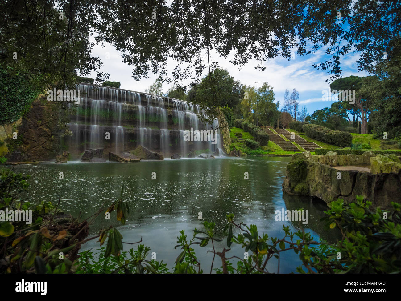 Roma Italia La Cascata Artificiale Nella Grande Fontana Di Eur Lago Artificiale Moderno Quartiere A Sud Di Roma Foto Stock Alamy