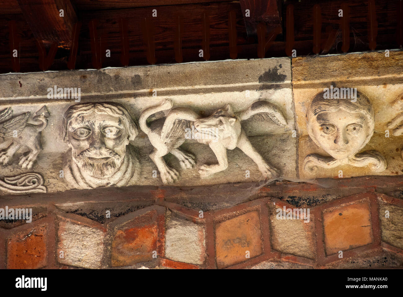 Sculture. Chiostro della Cattedrale di Notre Dame, Le Puy en Velay, Haute Loire, Auvergne Francia, Europa Foto Stock