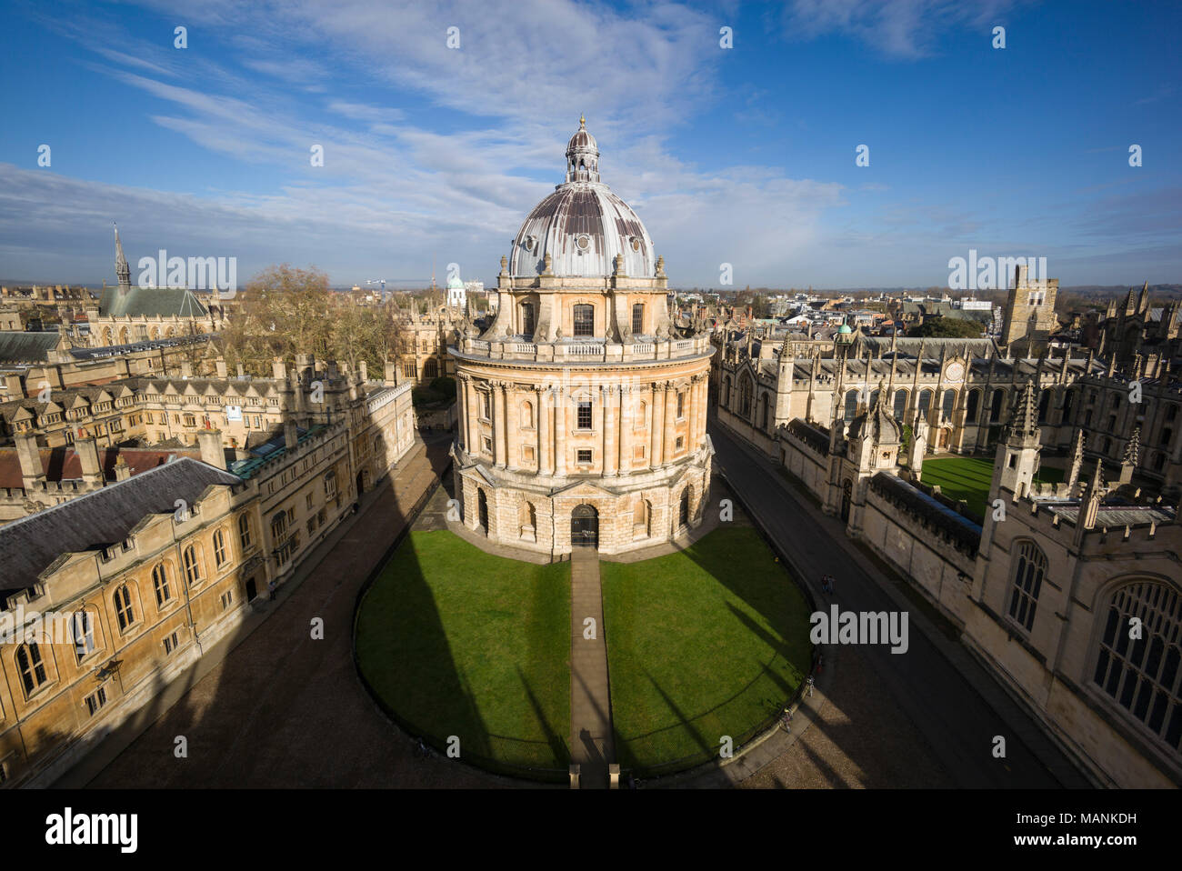 Oxford. In Inghilterra. Vista di Radcliffe Camera, Radcliffe Square con Brasenose College sulla sinistra e tutte le anime College, a destra. Progettato da James Gibb Foto Stock