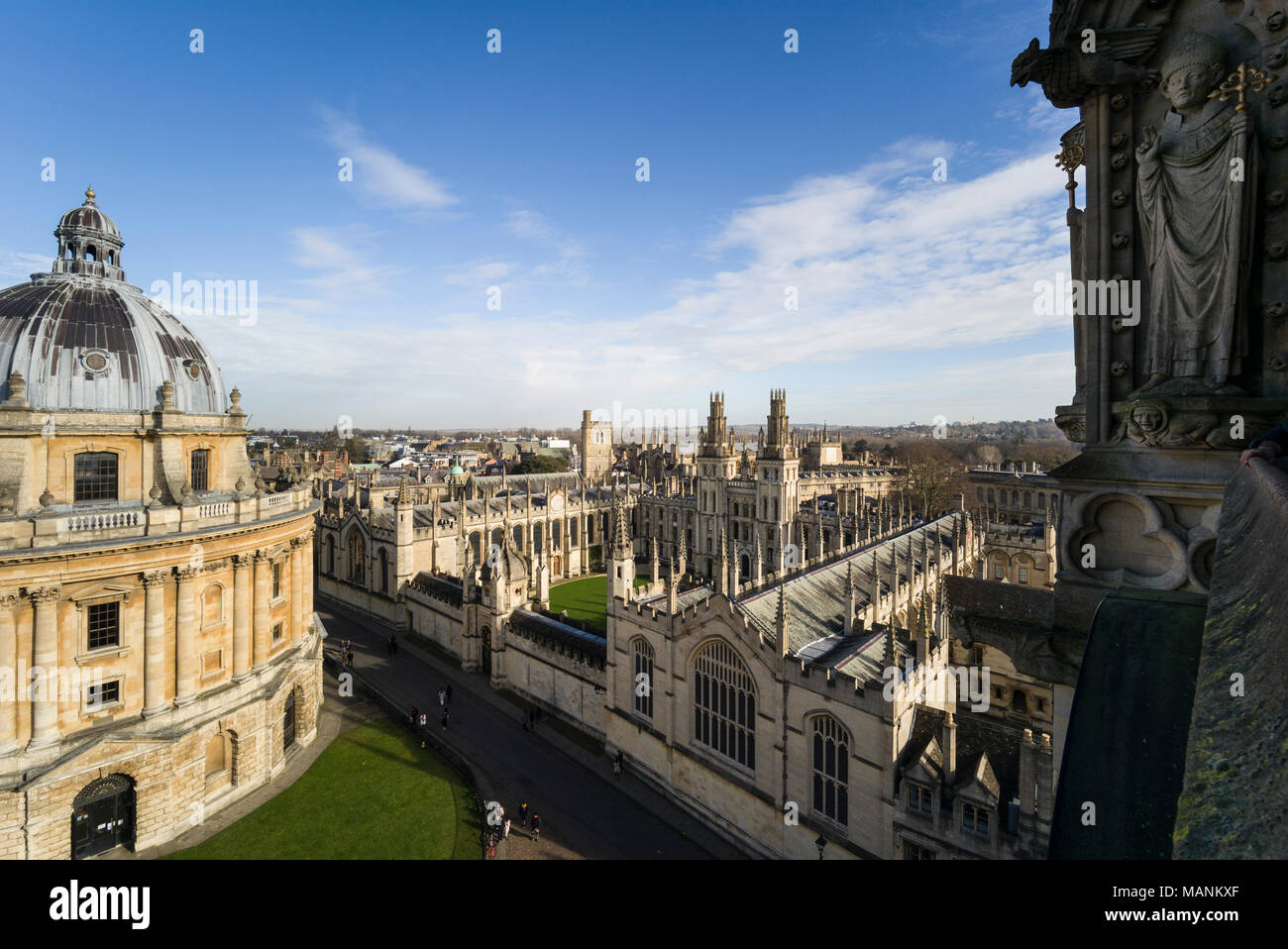 Oxford. In Inghilterra. Vista di Radcliffe Camera, Radcliffe Square con tutte le anime College. Progettato da James Gibbs, costruito 1737-49 per alloggiare la Radcliffe Sci Foto Stock