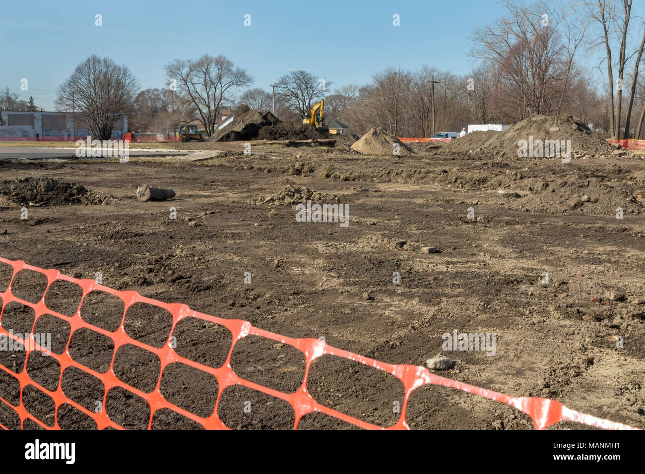 Detroit, Michigan - Agenzia per la tutela ambientale rimuove piombo-suolo contaminato da Collins Park. La contaminazione è stato scoperto da un equipaggio ho Foto Stock