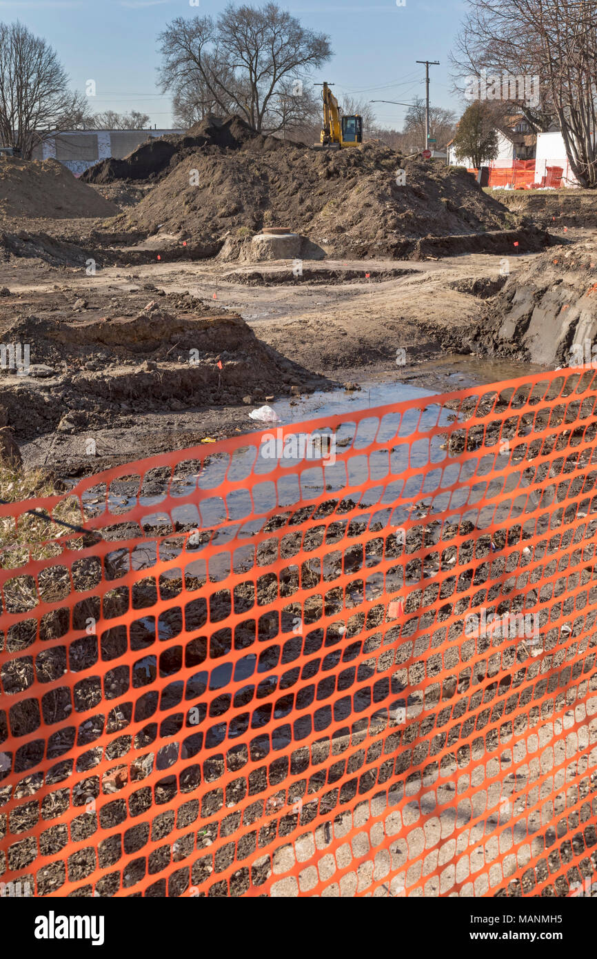 Detroit, Michigan - Agenzia per la tutela ambientale rimuove piombo-suolo contaminato da Collins Park. La contaminazione è stato scoperto da un equipaggio ho Foto Stock