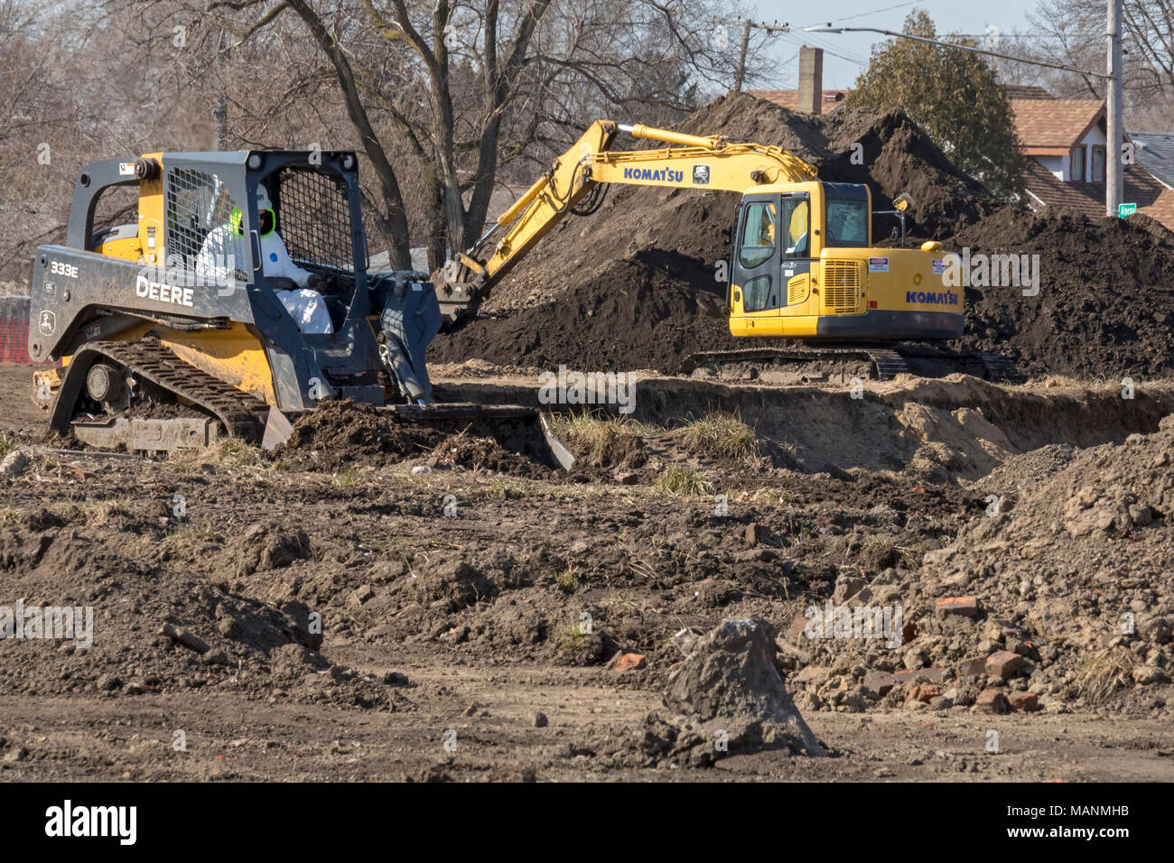 Detroit, Michigan - Agenzia per la tutela ambientale rimuove piombo-suolo contaminato da Collins Park. La contaminazione è stato scoperto da un equipaggio ho Foto Stock