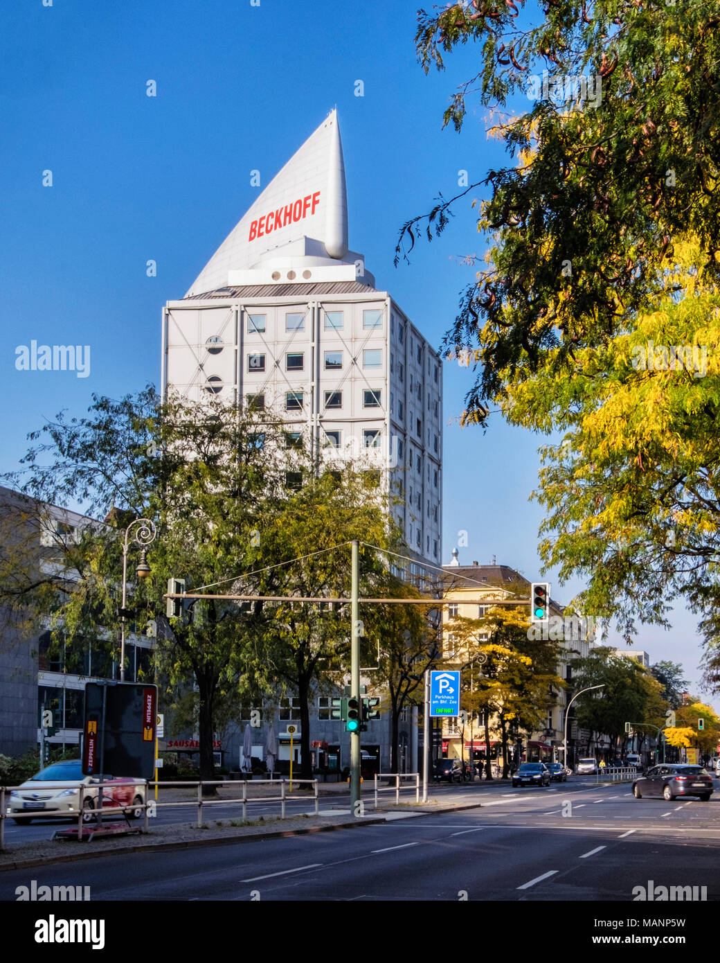 Berlino,Charlottenburg-Wilmersdorf, Beckhoff Automation Technology Company edificio. Moderno edificio di riferimento e rabboccato con la vela in alluminio Foto Stock