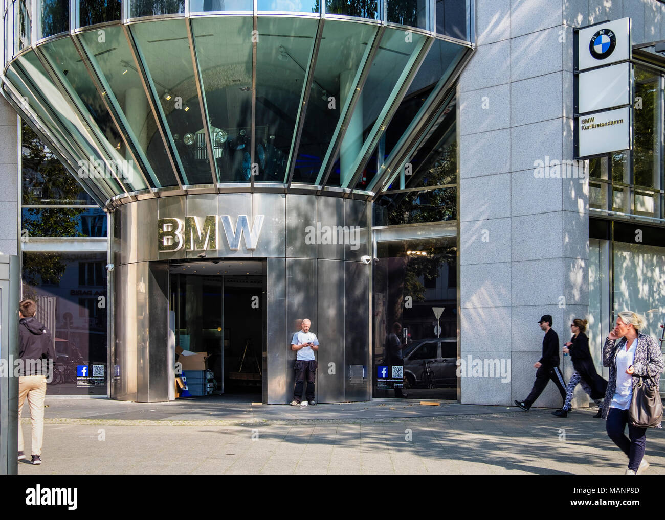 Berlino Charlottenburg. BMW Haus am Kurfürstendamm. Auto di lusso showroom e spazio espositivo. Edificio moderno esterno e ingresso Foto Stock