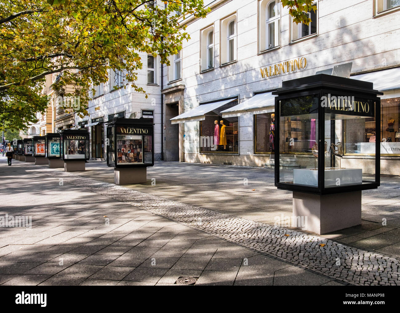 Berlin Charlottenburg.via dello shopping Kurfürstendamm.Valentino negozio  di abbigliamento di finestra di visualizzazione e visualizzare i casi.Shop  vende high-end di abiti firmati Foto stock - Alamy