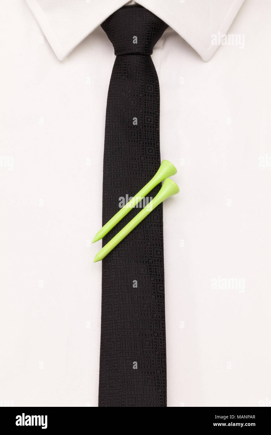 Il dettaglio di una camicia bianca e cravatta nera con golf design. Green golf tees su Black Tie. Foto Stock